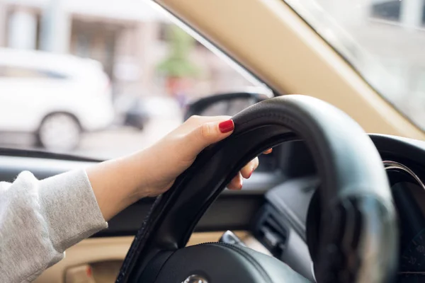 Mãos Femininas Asiáticas Volante Carro Enquanto Dirige Com Pára Brisas — Fotografia de Stock