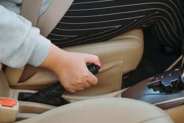 Conductora Tirando Del Freno Mano Coche — Foto de Stock