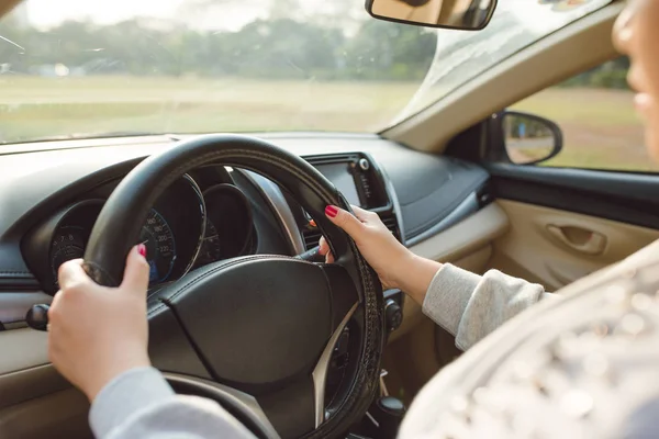 Επιλεγμένο Εστίαση Γυναίκα Είναι Χέρια Στο Τιμόνι Του Αυτοκινήτου — Φωτογραφία Αρχείου
