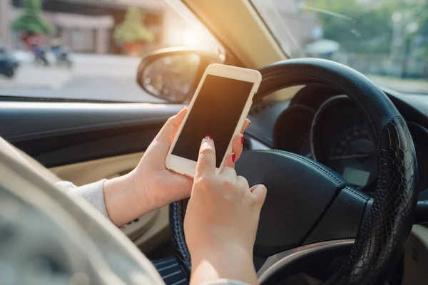Junge Autofahrerin Mit Touchscreen Smartphone Und Lenkrad Der Hand — Stockfoto