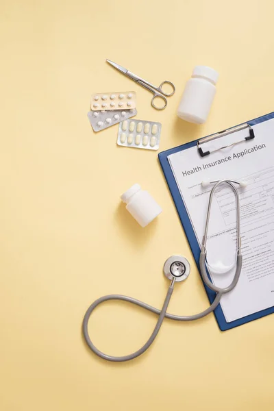 Stéthoscope Médecin Avec Forme Patient Une Bouteille Pilules Sur Bureau — Photo