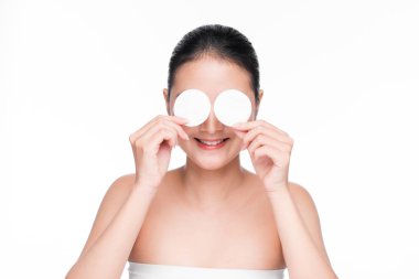 Genç Asyalı kız beyaz arka plan üzerinde cilt dinlenmek için Pamuklu ped kullanma