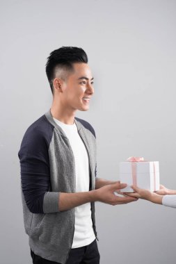 Mutlu gülümseyen iki sonra ayakta gri arka plan üzerinde seviyorum..