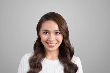 Oldukça gülümseyen sevinçle kadın, rahat giyinmiş, kameraya memnuniyeti ile bakıyor, mutlu olmak. Boş stüdyo duvarına karşı izole iyi görünümlü güzel kadın Stüdyo çekim.