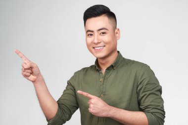 Mutlu heyecanlı adam uzakta iki parmağınızla beyaz arka plan üzerinde izole kopya alanı işaret