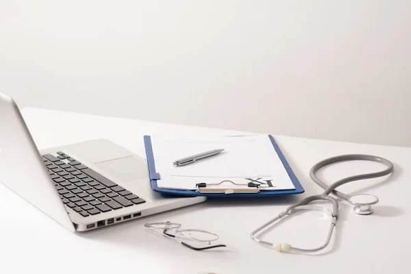 Stéthoscope Pilules Ordinateur Portable Sur Fond Blanc Concept Médecine — Photo