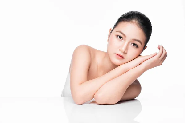 白い背景の上の完璧な肌を持つ美しいアジアの女性の肖像画 — ストック写真