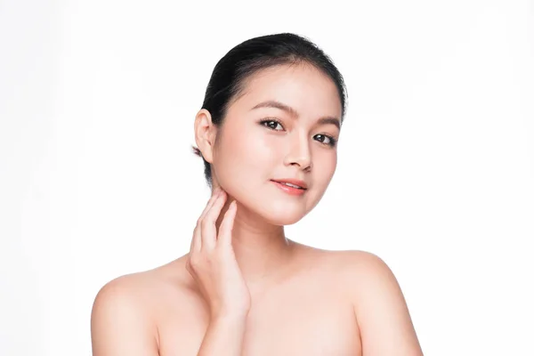 Portrét Krásné Usměvavé Asijské Ženy Dokonalou Pletí Bílém Pozadí — Stock fotografie