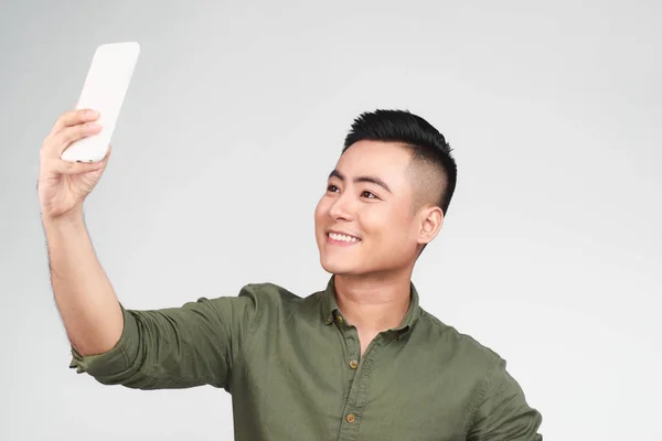 Chico Guapo Camisa Blanca Está Haciendo Selfie Usando Teléfono Inteligente — Foto de Stock