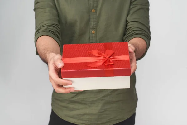 Yound Man Grijze Achtergrond Met Rode Gift Box Handen — Stockfoto