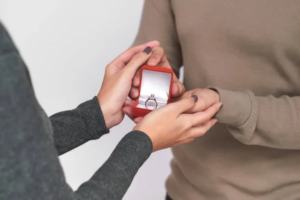 Азиатский Мужчина Подарил Своей Женщине Обручальное Кольцо Подарочную Коробку — стоковое фото