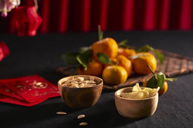 koyu ahşap masa üzerinde geleneksel ay yeni yıl için kase şeker ve kabak çekirdeği ile kurutulmuş zencefil