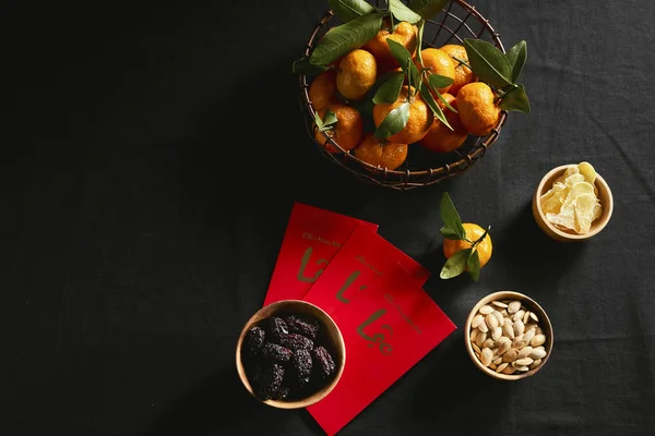 Traditionell Vietnamesisk Mat För Tet Semester Skålar Med Röda Gratulationskort — Stockfoto