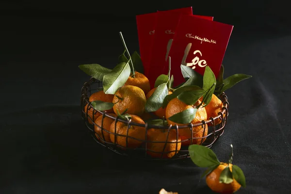 Röda Kuvert Och Mandariner Korg För Lunar New Year — Stockfoto