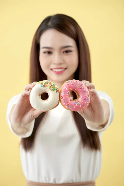 Gyönyörű Fiatal Ázsiai Fehér Póló Mosoly Vidám Gazdaság Donuts Elszigetelt — Stock Fotó