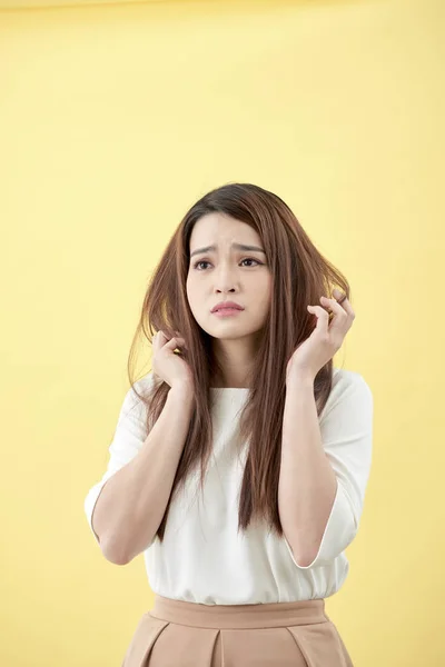 Young Asian Woman Brushing Her Hair Disappointing Condition Her Hair — Stock Photo, Image