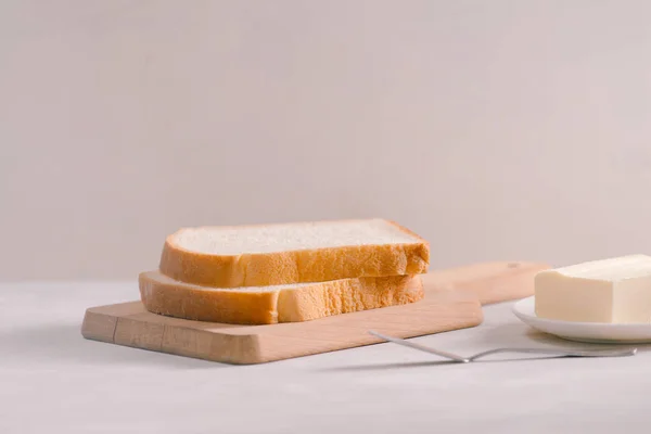 スライスした白パンやバターのテーブルの上 — ストック写真