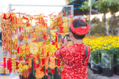Çocuk ile dijital kompakt fotoğraf makinesi açık havada. Ao dai elbise sevimli küçük Vietnamlı çocuk. Tet Bayramı tatil