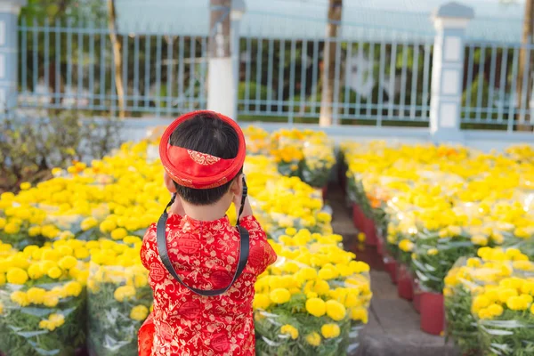 Criança Com Câmera Digital Compacta Livre Bonito Menino Vietnamita Vestido — Fotografia de Stock