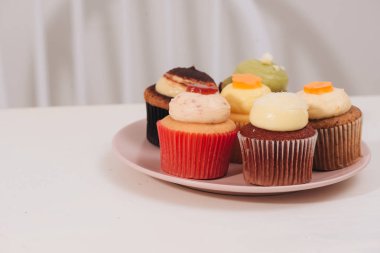 Reçel ve krem peynir frosting ile ev yapımı cupcakes