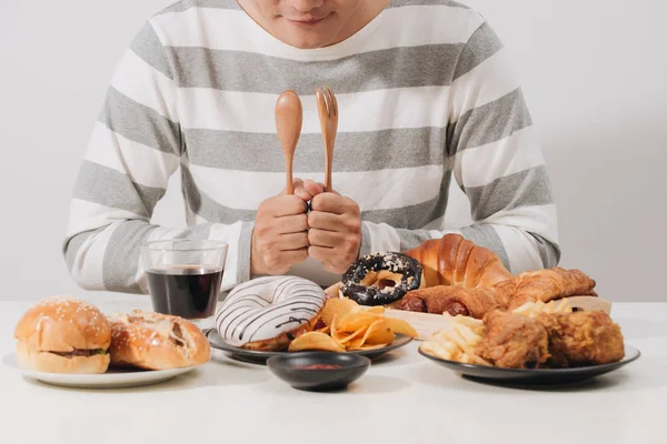 Jonge Man Thuis Een Ongezond Dieet — Stockfoto