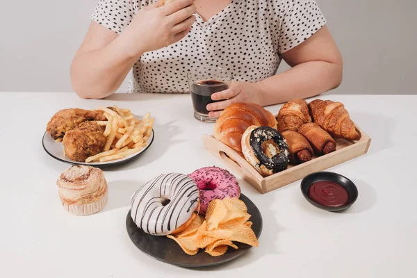 Kurvige Frau Bereitet Sich Auf Hamburger Überernährungsproblem Depressionen Vor — Stockfoto