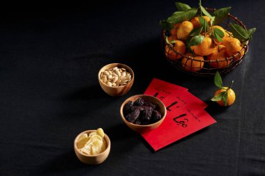 Bahar, mandalina ve reçel Tet tatil için Vietnamca gıda şaşırtıcı ay yeni yıl geleneksel yemek, tohumdan hünnap reçeli, kabak, şekerli zencefil olun. Metin üstünde örtmek anlamına gelir Happy New Year ve mutluluk.