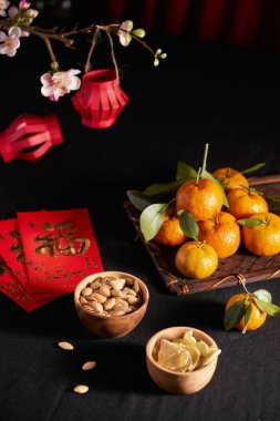 Ay yeni yıl - mandalina, reçel ve kırmızı paket kavramı görüntüsü. Metin üstünde örtmek anlamına gelir Happy New Year ve mutluluk.