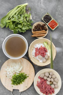 Muhtelif Vietnamca şehriye çorbası pho ile Asya yemek bo,