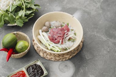 Vejetaryen Vietnam usulü çorba makinesi. Geleneksel Asya mutfağı. 