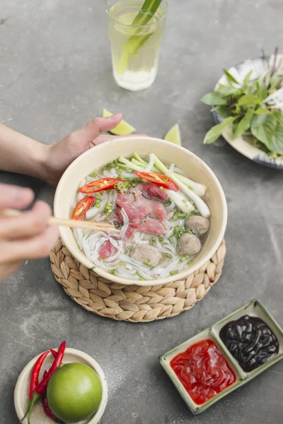 越南人的面汤 牛肉配辣椒 用筷子拿起面条 — 图库照片