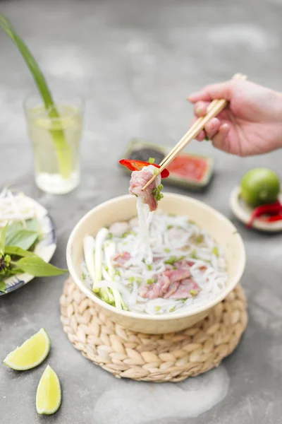 Vietnamca Pho Çorbası Sığır Eti Biber Fesleğen Pirinç Noodle Fasulye — Stok fotoğraf