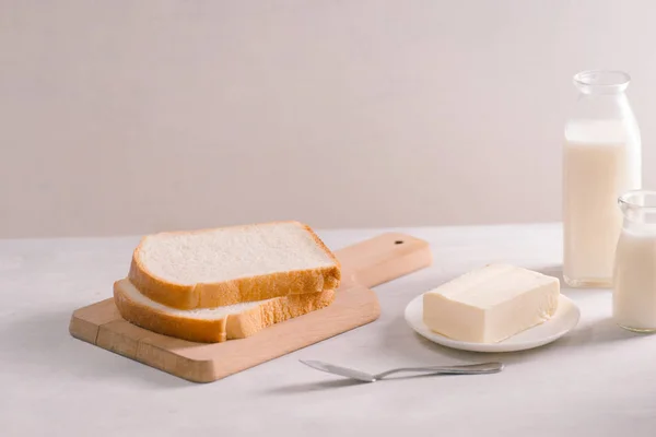 Skivad Bröd Baka Och Smör Trä Skärbräda Enkel Frukost — Stockfoto