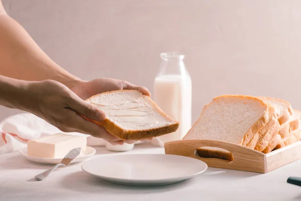 Закрыть Мужские Руки Держа Руках Кусок Хлеба — стоковое фото