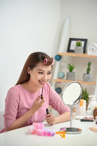 Serio Atractivo Aplicando Brillo Labios Espejo Sala Estar Brillante —  Fotos de Stock