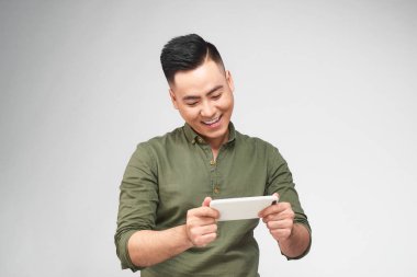 Heyecanlı adam ekose gömlekli smartphone üzerinde beyaz arka plan üzerinde oynama