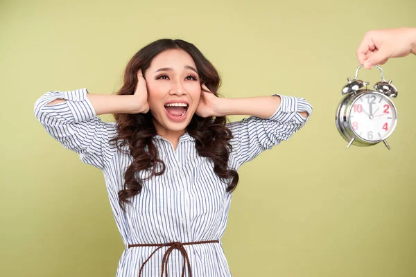 Femme Couvrir Son Oreille Stress Par Réveil Délai Sonore — Photo