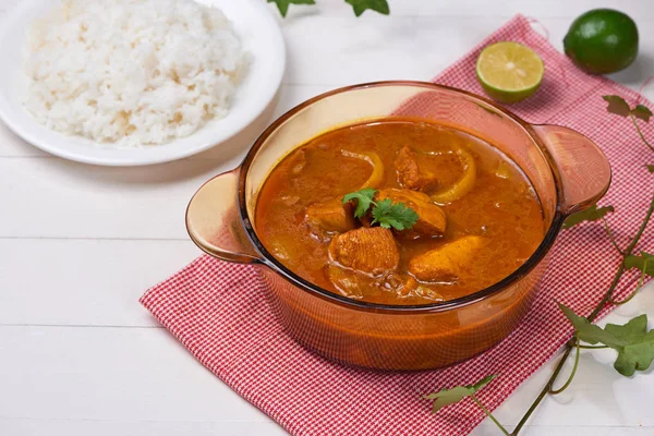 Hausgemachtes Leckeres Hühnercurry Mit Kokosmilch Und Spionen — Stockfoto