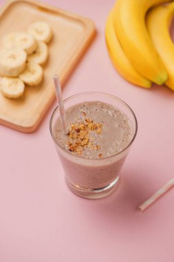 Taze muz smoothie pembe arka plan yaptı.