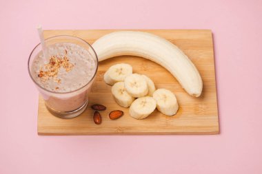 Taze muz smoothie pembe arka plan yaptı.