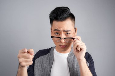 Öte yandan kameranın onun işaret ve kameraya bakarak onun gözlük dokunmadan genç iş adamı