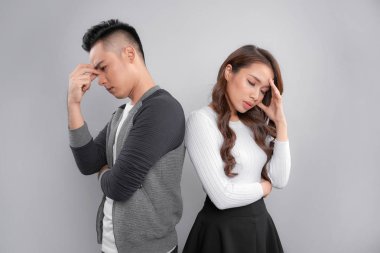 Gri arka plan üzerinde izole bir güzel genç mutlu gülümseyen çift portresi