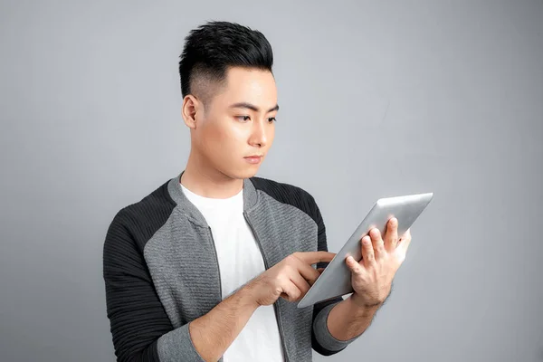 Jovem Atraente Feliz Usando Tablet Sobre Fundo Cinza — Fotografia de Stock