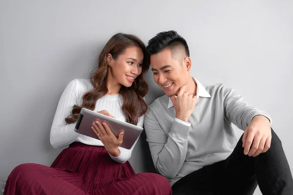 Gelukkige Jonge Paar Met Behulp Van Tablet Zittend Vloer Thuis — Stockfoto