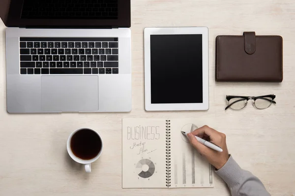 Manos Masculinas Sosteniendo Trabajo Escritorio Madera — Foto de Stock