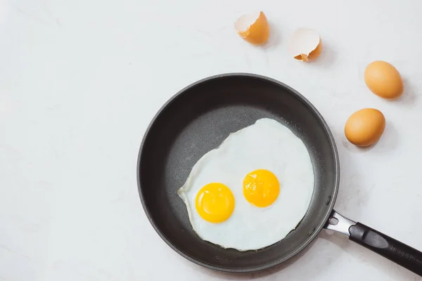 Поедание Процессе Жареные Яйца Сковороде Завтрак Белом Фоне Daylight — стоковое фото