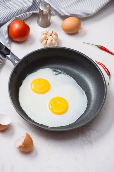Їдять Процесі Смажать Яйця Сковороді Сніданок Білому Тлі Денне Світло — стокове фото