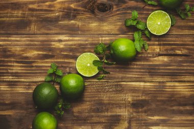 Tahta arka planda taze limonlar