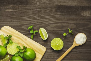 Taze dilimlenmiş limon ve tuz ahşap masa üzerinde.