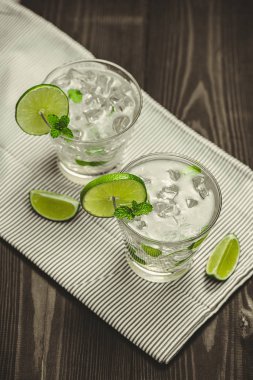 Taze limon kokteyl ahşap arka plan üzerinde buz küpleri ile